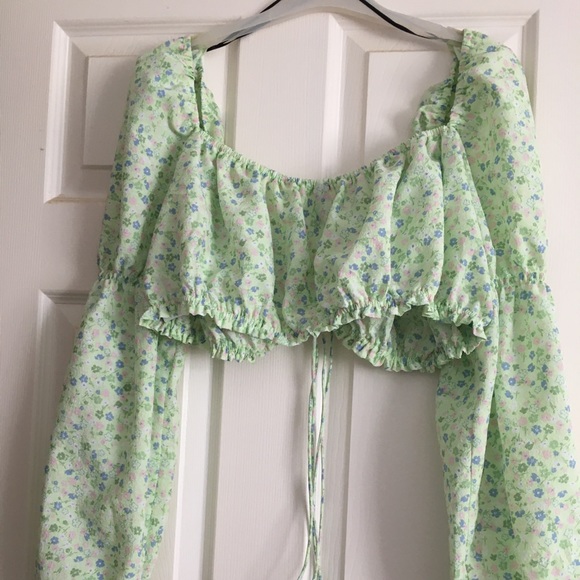 Beautiful cropped top - Picture 2 of 3